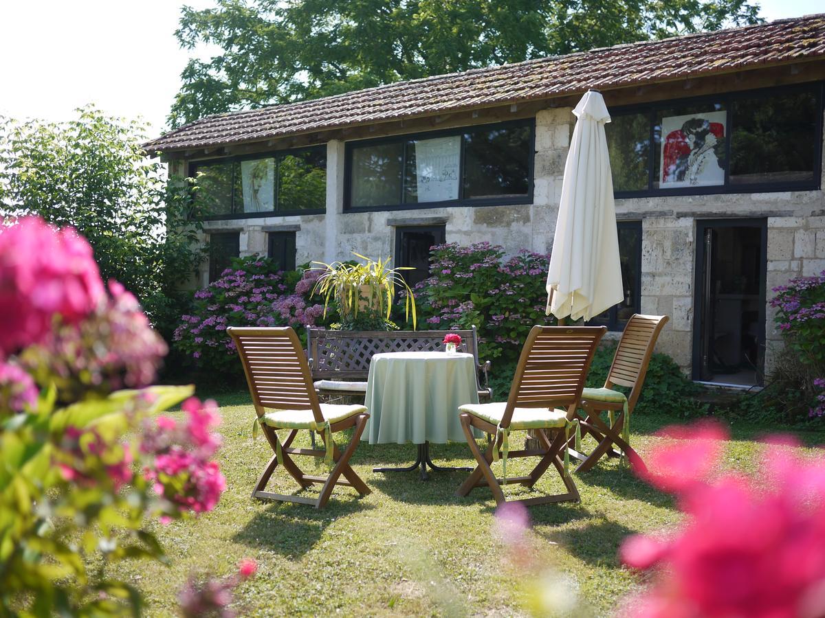 Bed and Breakfast Domaine De Puytirel Champagne-et-Fontaine Exteriér fotografie